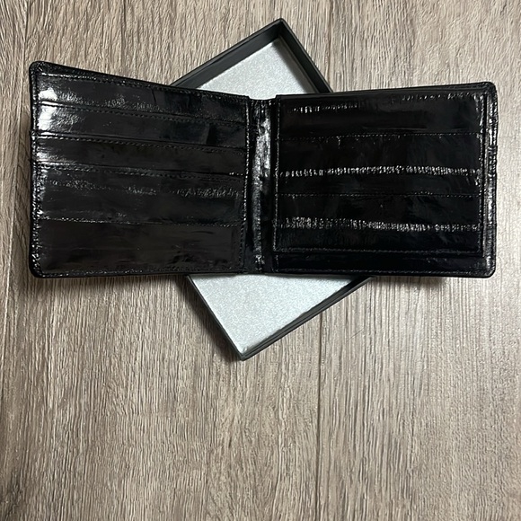 5/$25 Faux Black Leather Bi-Fold Flip out ID Unisex Wallet BNIB - Picture 4 of 5